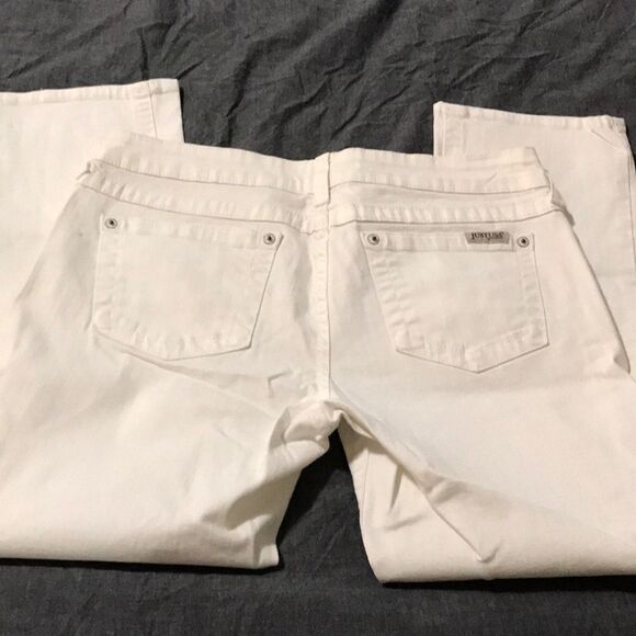 Woman’s white jean capris - Picture 2 of 3